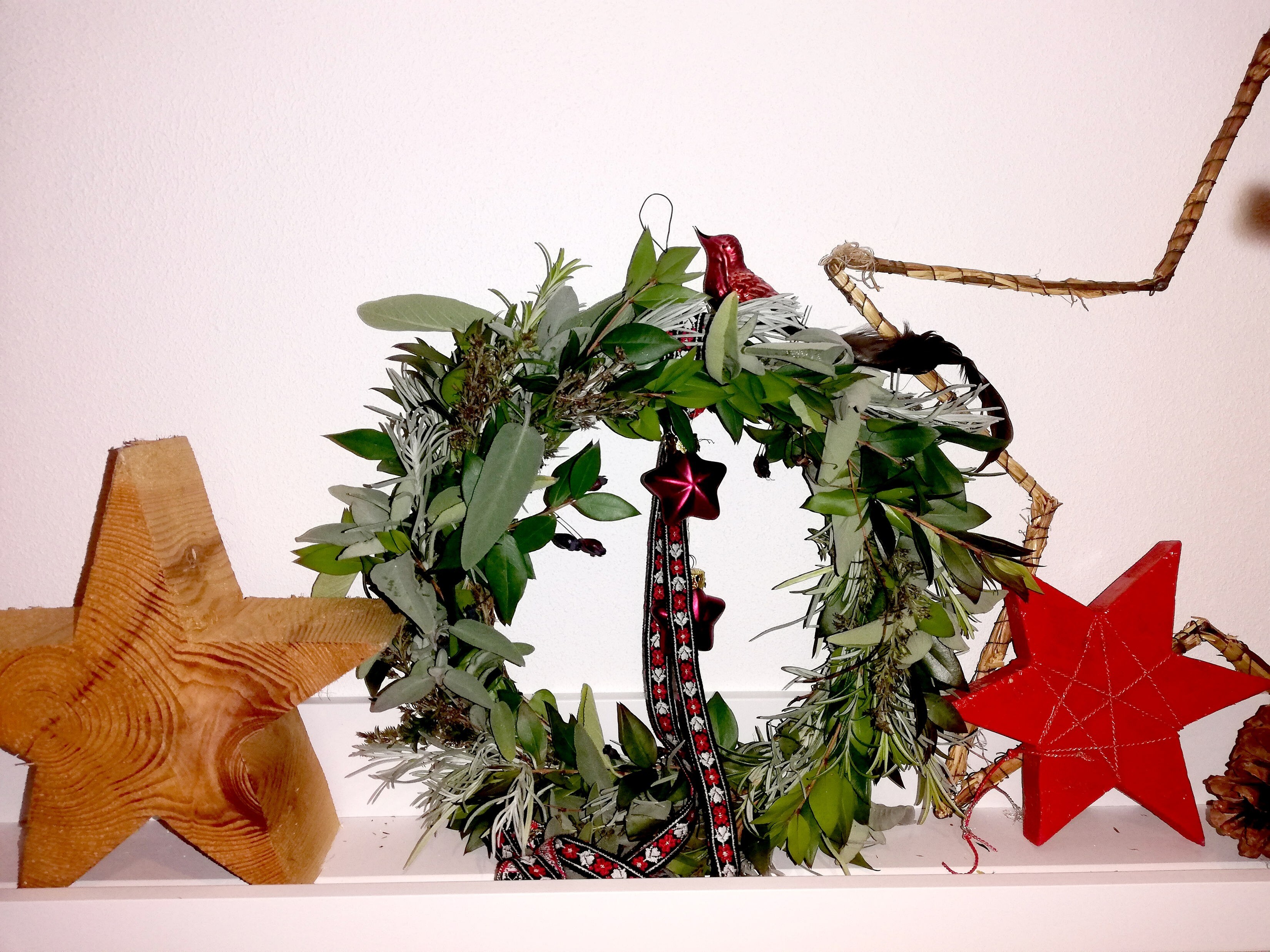 DIY: Kranz aus Hartriegel binden und mit Kräutern gestalten | MDR.DE