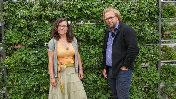 Cornelia Pacalaj und Jens Haentzschel vor bepflanzten Lamellen 