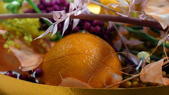 Fahrrad-Felge mit Deko aus Blumen und Orangen
