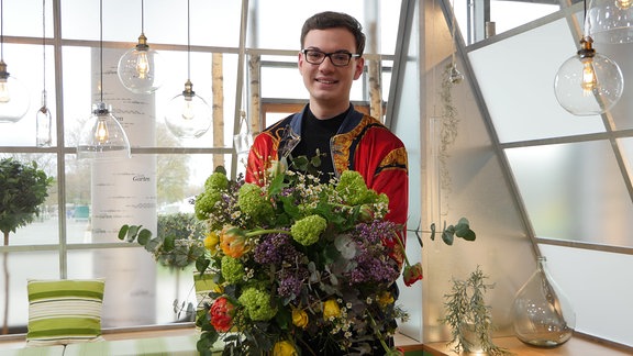 Florist Quentin Oberstedt hält seinen Frühlingstrauß. 