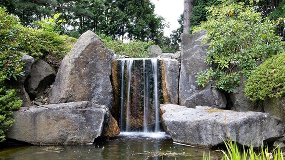 Der japanische Garten in Bad Langensalza. Ein kleiner Wasserfall. 
