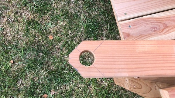 Ein Holz mit einem Loch.