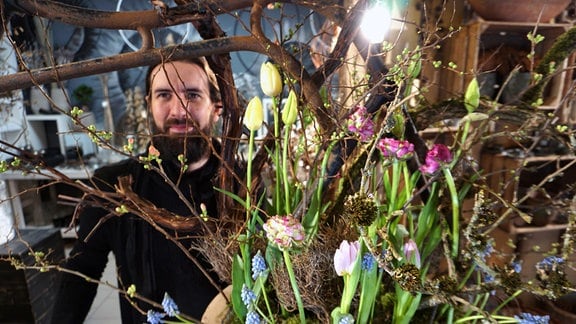 MDR Gartenflorist Aufgabe 3: Fahrrad – Christopher arbeitet mit Tulpen, Ranunkeln und Traubenhyazinthen