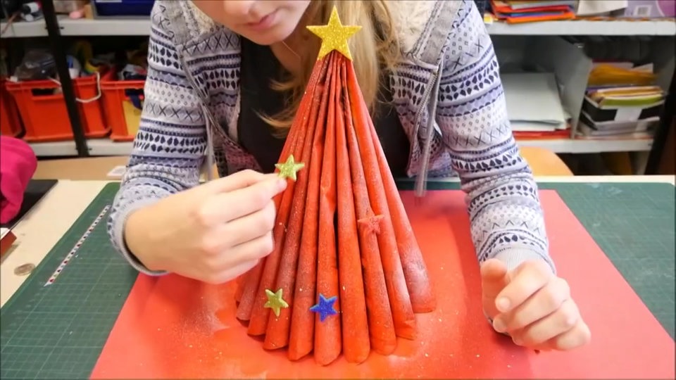Einen Tannenbaum aus einer Zeitung falten MDR.DE