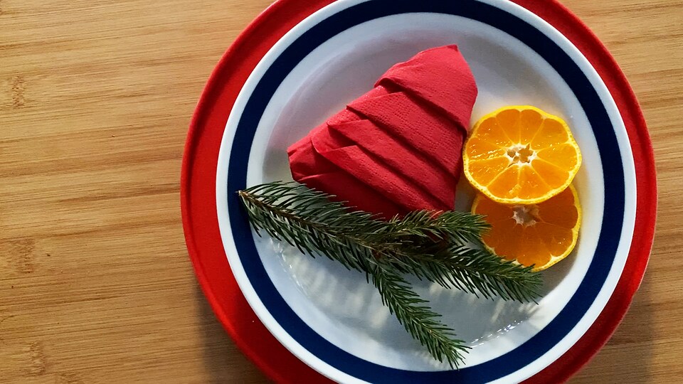 Servietten zu Weihnachtsbäumen falten MDR.DE
