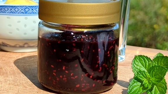 Holunder-Beeren-Oxymel in einem Glas.