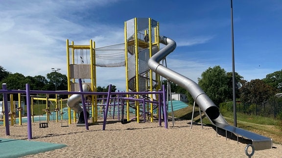 großer Rutschenturm im Spiel- und Sportpark auf der Landesgartenschau Torgau