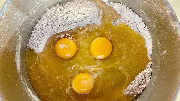 Mehlmischung, Butter-Honig-Zucker-Mischung und Eier in der Schüssel