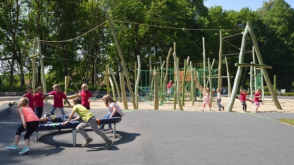 Spielplatz in einem Park. 