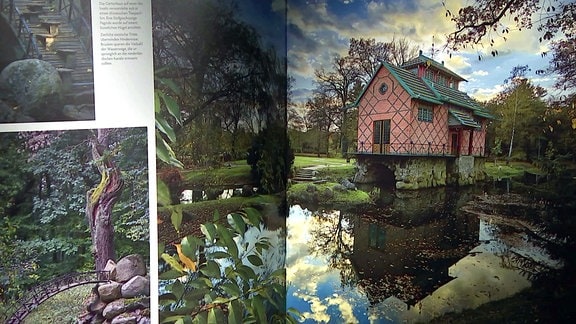Doppelseite im Buch - Leidenschaft für Schönheit - Gartenträume in Sachsen-Anhalt - zeigt einen Garten mit Teich und kleinem Haus am Ufer des Teiches.
