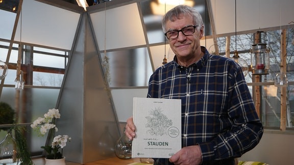 Horst Schöne mit seinem Buch