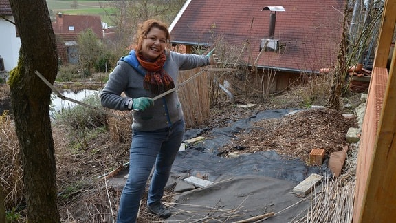 Gärtnerin Brigitte Goss steht in ihrem Garten
