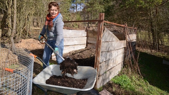 Gärtnerin Brigitte Goss arbeitet am Komposthaufen 