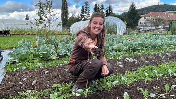 Gärtnerin Josephin Dreßler-Scholz in ihrem Garten in der Rhön.