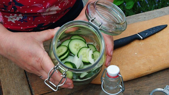 Schüttelgurken in einem Bügelglas