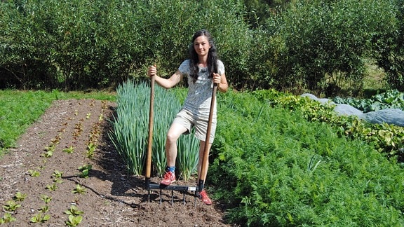 Permakultur-Gärtnerin Aline Schreyer mit Doppel-Grabegabel in Gemüsebeet