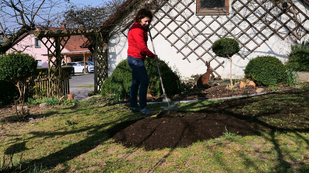 Hilfe Fur Den Rasen Im Fruhling Dungen Rechen Saen Mdr De