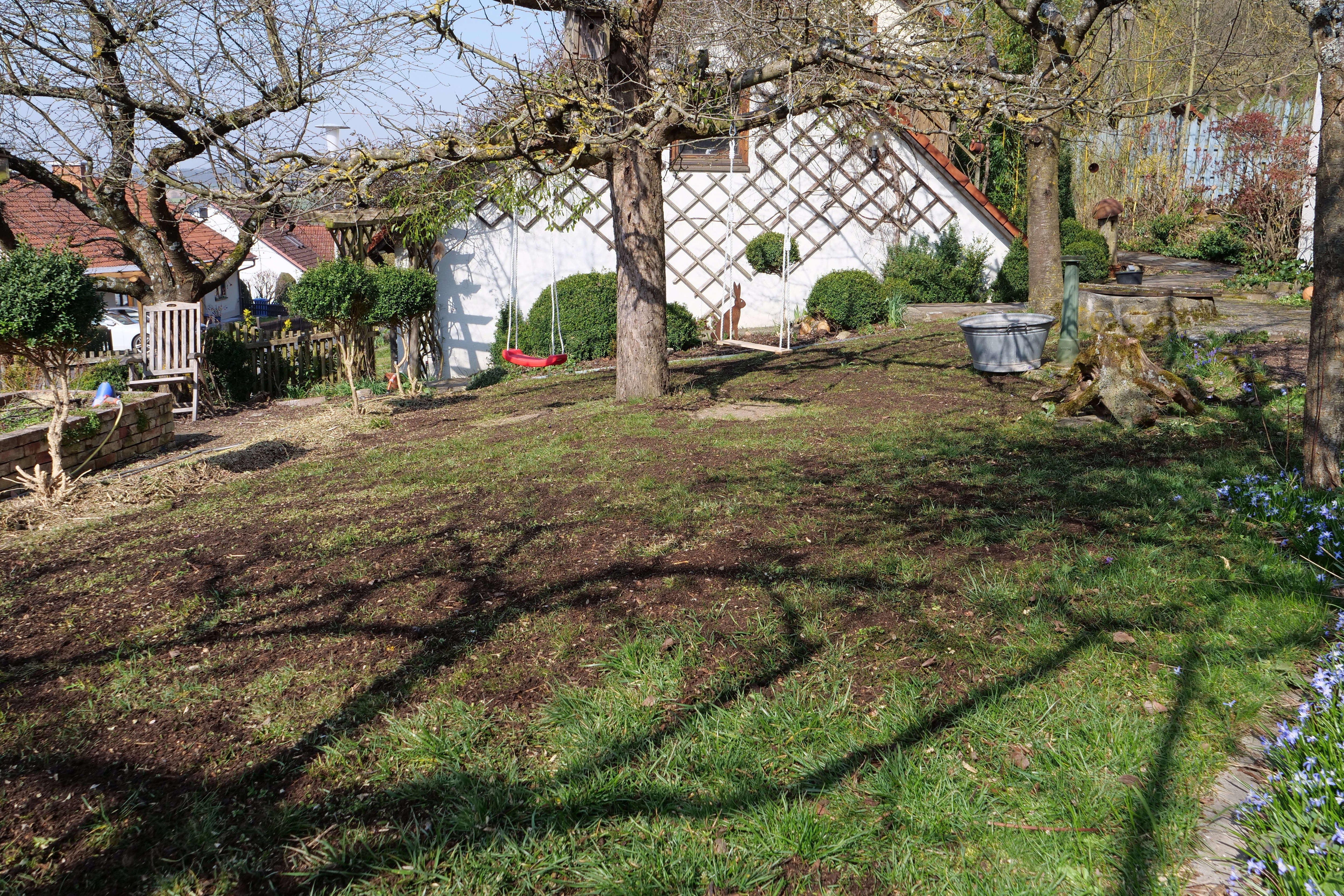 Organischer Dünger: Rasen im Frühling mit Kompost ...