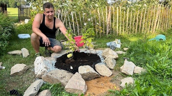 Baumeisters René Schindler hat eine Beetumrandung gebaut