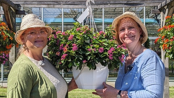 Zierpflanzengärtnerin Luise Radermacher vom LVG Erfurt (r.) und MDR Garten-Moderatorin Diana Fritzsche-Grimmig.