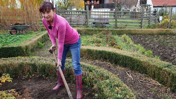Steffi Friebel beim Arbeitseinsatz im Bauerngarten auf dem Rittergut Nickelsdorf bei Crossen 