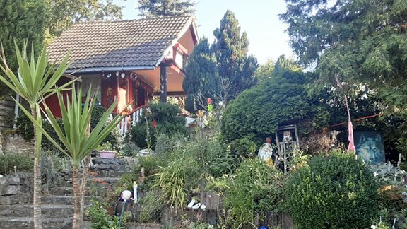 Garten mit Steintreppen, im Hintergrund ein Haus