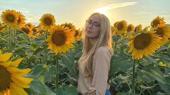 Balkongärtnerin Katharina Koch aus Sachsen-Anhalt steht in einem Sonnenblumenfeld.