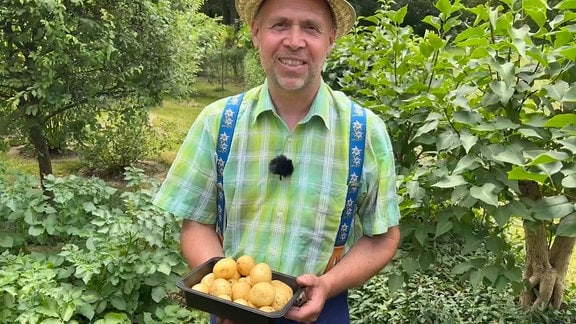 Gärtner Oliver Richter mit Kartoffeln aus Laubkartoffel-Anbau