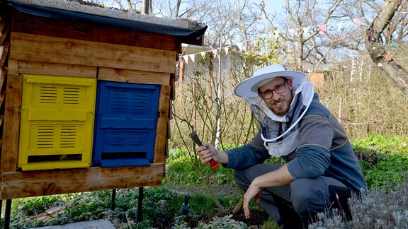 Hobbygärtner Fabian Fröderking vor seinem Bienenstock