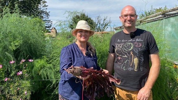 MDR Moderatorin Diana Fritzsche Grimming zusammen mit Michél Simon-Najasek in seinem Vielfaltsgarten in Obschütz (Weißenfels).