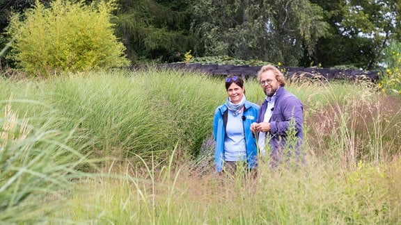 Nicole Kleb, Gärtnerin im egapark und Jens Haentzschel, Moderator, stehen im Gräsergarten.