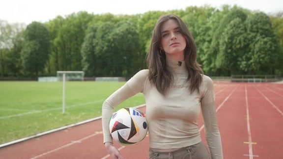 Eine junge Frau mit einem Fußball