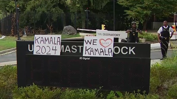 We Love Kamala, staht an einem Stein