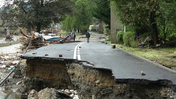 Nach Hochwasser weggespülte Straße