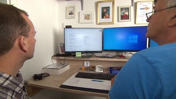 Zwei Männer vor Computermonitoren