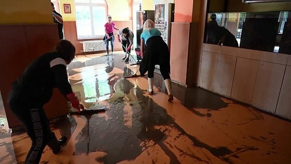 Aufräumarbeiten nach Hochwasser