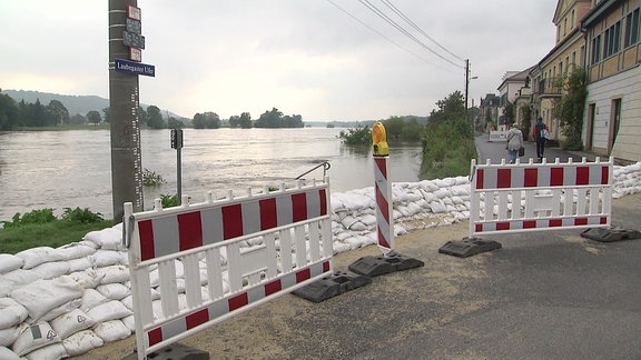 Sandsäcke am Ufer der Elbe