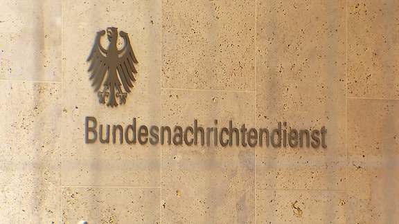 An einer Wand steht "Bundesnachrichtendienst".