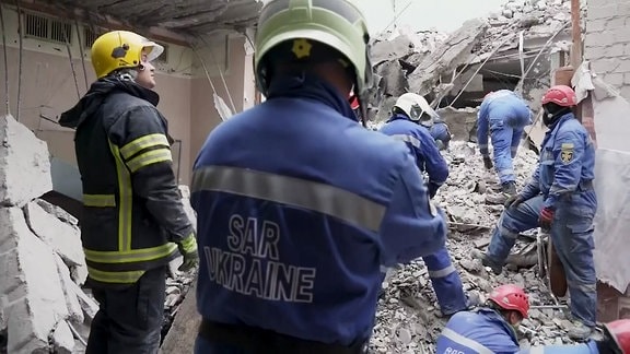 Rettungskräfte im Einsatz in einem zerstörten Gebäude