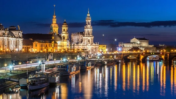 Beleuchtete Stadtansicht von Dresden am Abend.