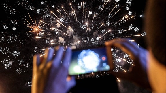 Feuerwerk, mit einem Smartphone fotografiert.