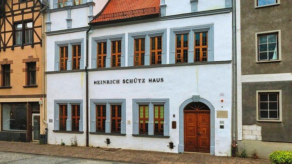 historisches Gebäude mit der Aufschrift "Heinrich Schütz Haus"