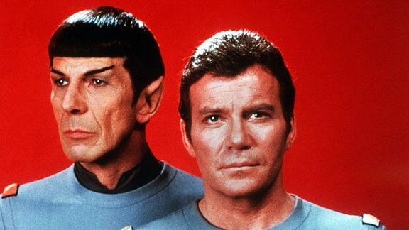 William Shatner (r) als Captain James T. Kirk, Commander des Raumschiffes Enterprise, und Leonard Nimoy als Crewmitglied Spock vom Planeten Vulkan (Foto aus dem Jahr 1979).