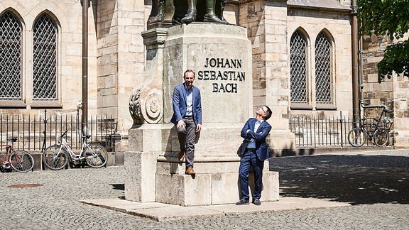 Michael Maul und Bernhard Schrammek neben einer Bach Statue