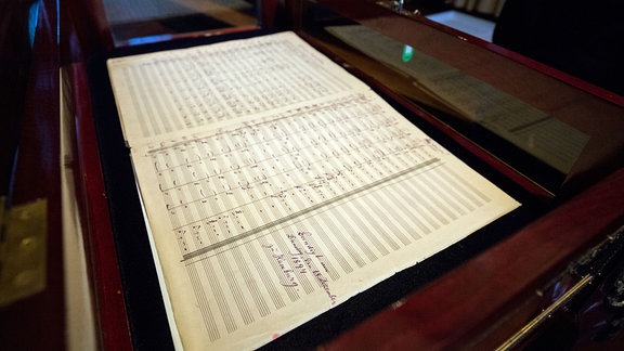 Das Notenblatt zeigt das letzte Blatt der Originalpartitur von Gustav Mahlers Auferstehungssinfonie