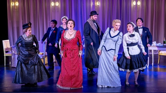 Opernszene der Inszenierung von "Der Opernball" am Harztheater 2024