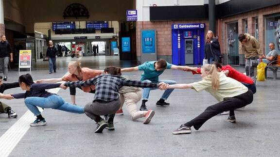 Heute wird den ganzen Tag am und im Haptbahnhof agiert und getanzt.