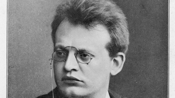 Historisches Schwarzweiß-Portrait des Komponisten Max Reger