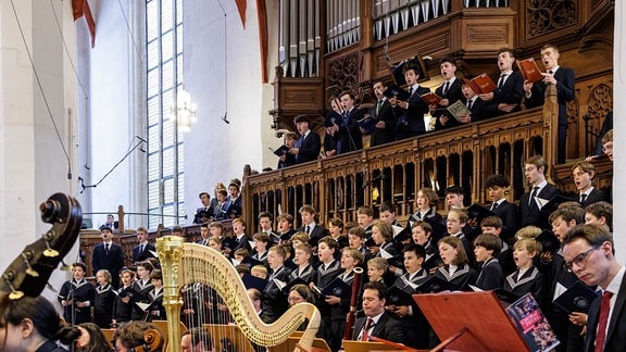 Ein Chor während eines Auftritts in einer Kirche