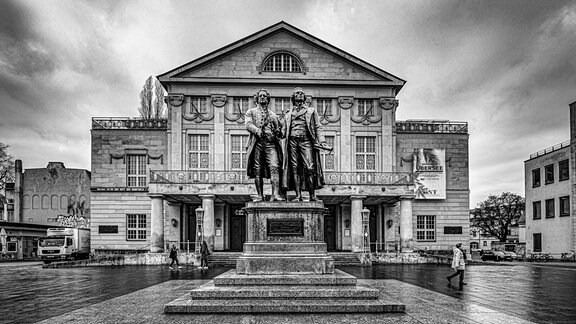 Deutsches Nationaltheater am Theaterplatz mit Johann Wolfgang von Goethe-Friedrich Schiller-Denkmal 